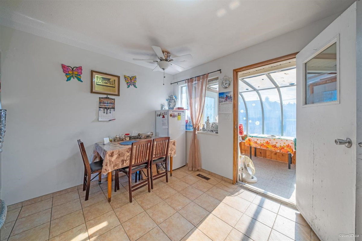Kitchen Island Photo of 15024 96 Avenue, Surrey, BC