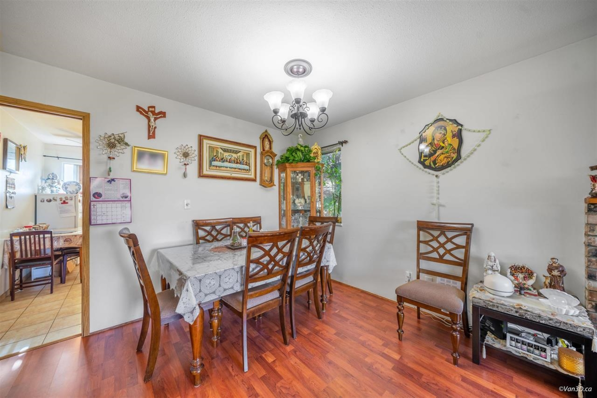 Kitchen Photo of 15024 96 Avenue, Surrey, BC