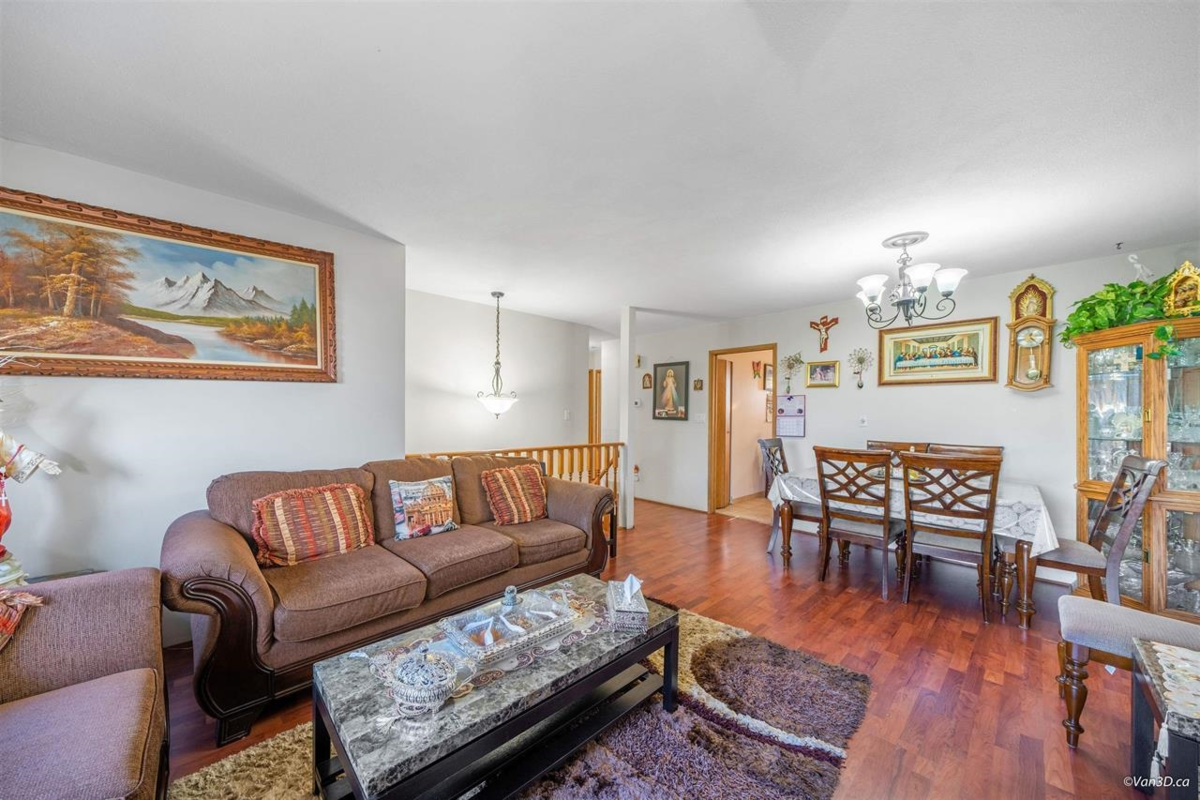 Living Room Photo of 15024 96 Avenue, Surrey, BC