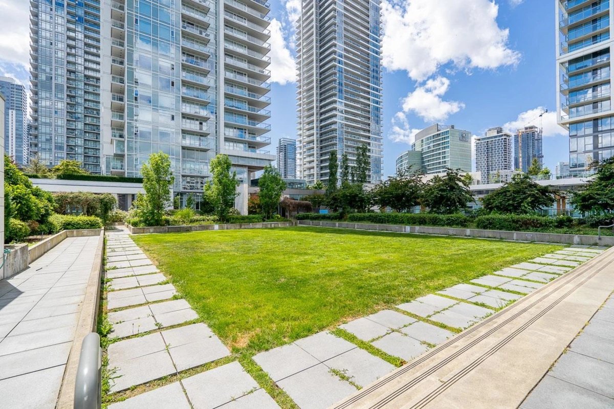 Hallway Photo of 2910 4688 Kingsway, Burnaby, BC