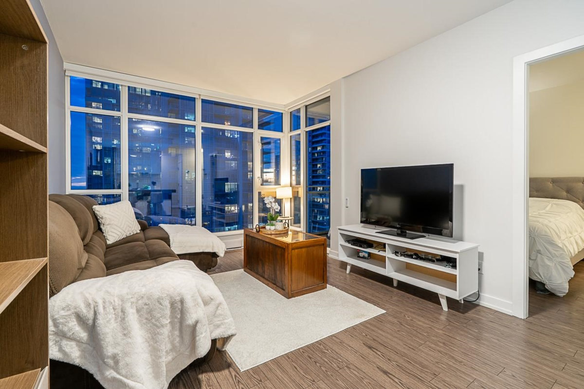 Kitchen Island Photo of 2910 4688 Kingsway, Burnaby, BC