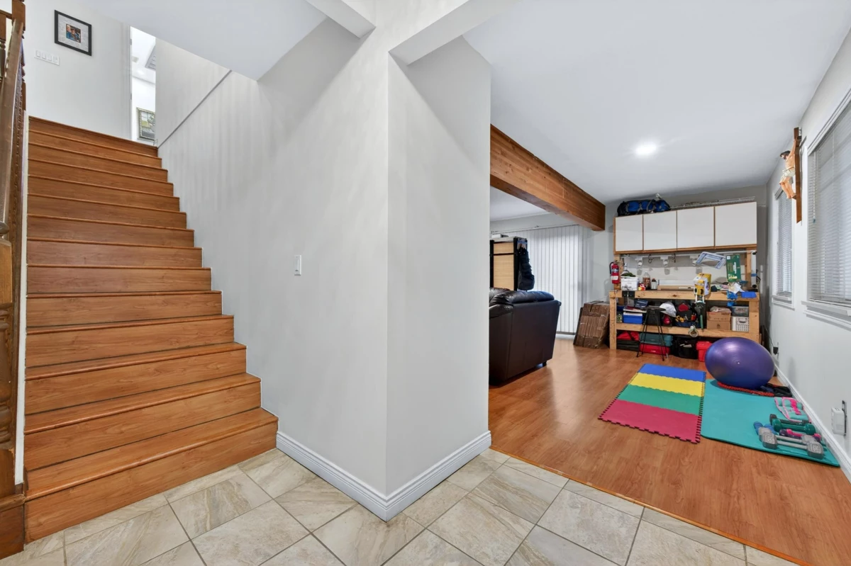 Hallway Photo of 10014 156 Street, Surrey, BC