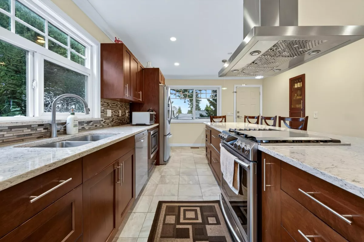 Kitchen Island Photo of 10014 156 Street, Surrey, BC