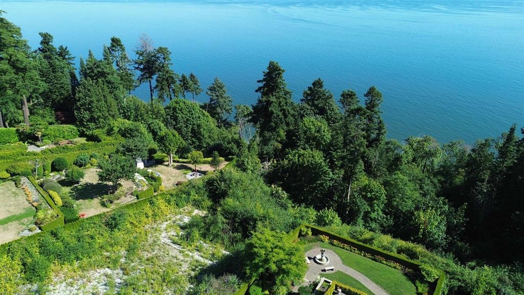Front Yard Photo of 13752 Marine Drive, White Rock, BC