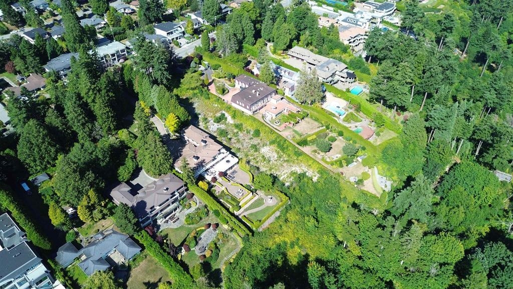 Hot Tub / Spa Photo of 13752 Marine Drive, White Rock, BC