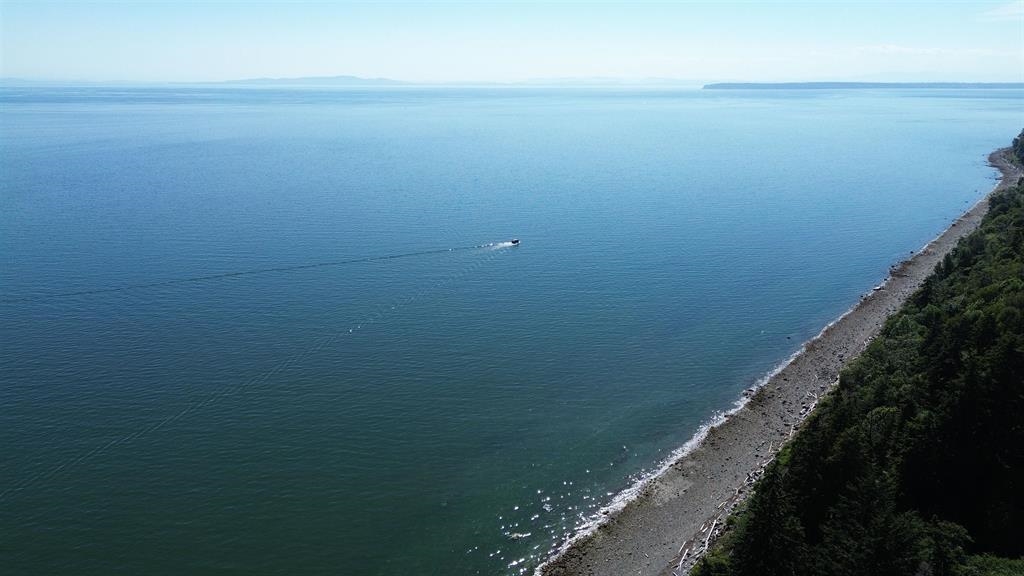 Kitchen Island Photo of 13752 Marine Drive, White Rock, BC