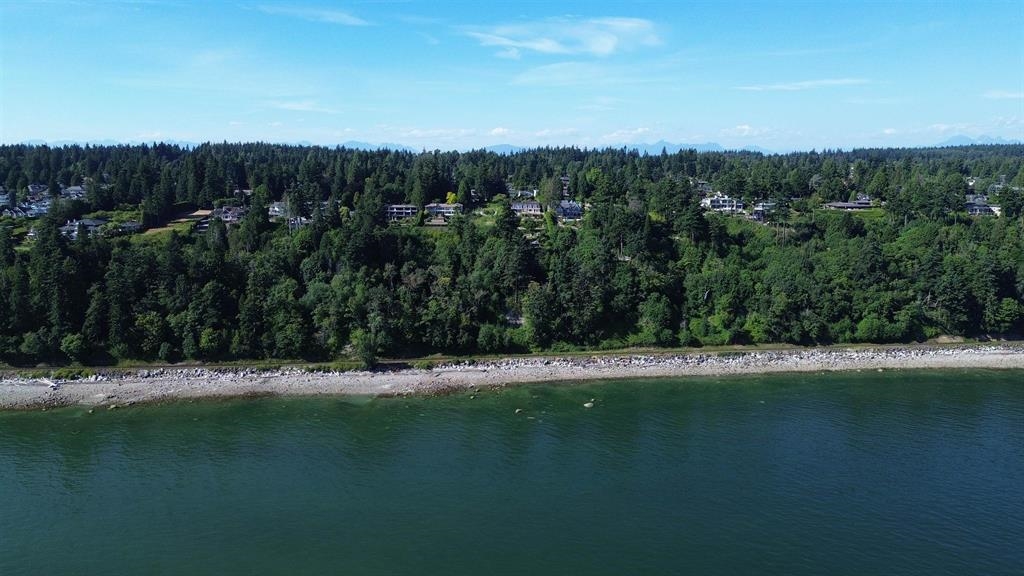 Kitchen Photo of 13752 Marine Drive, White Rock, BC