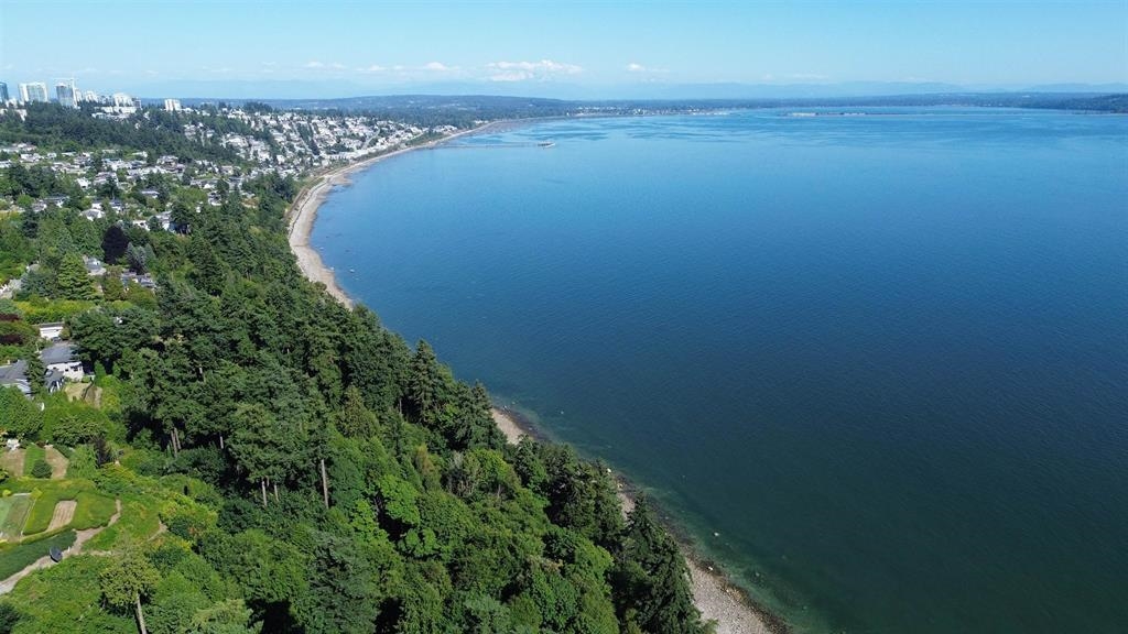 Powder Room Photo of 13752 Marine Drive, White Rock, BC