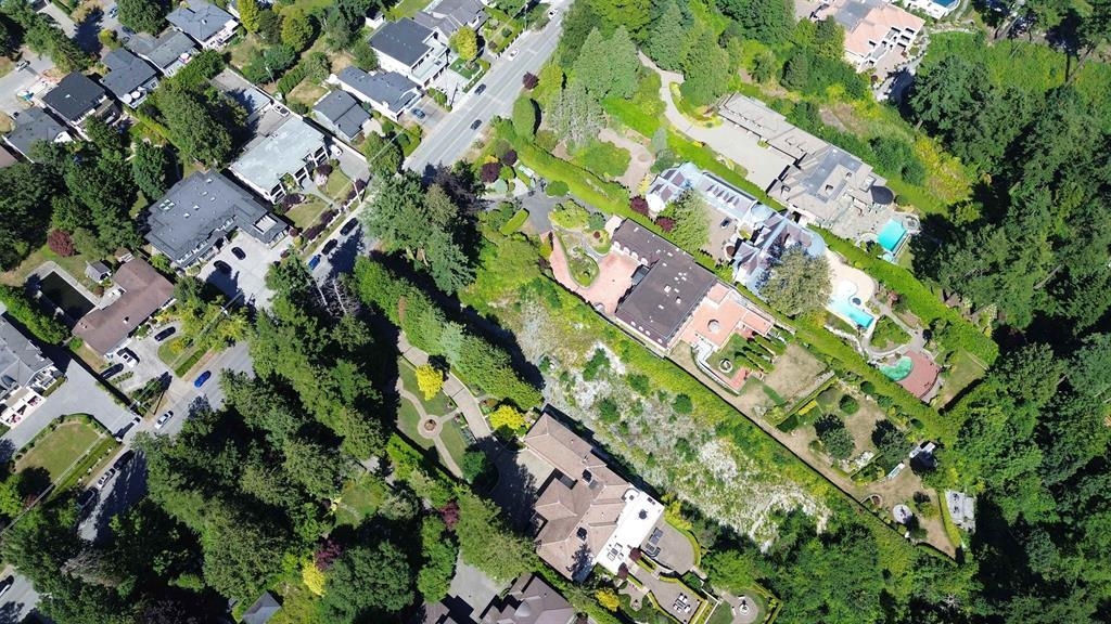 Primary Bathroom Photo of 13752 Marine Drive, White Rock, BC