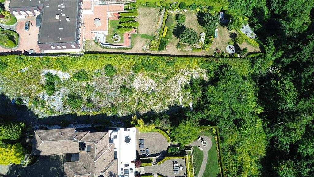 Staircase Photo of 13752 Marine Drive, White Rock, BC