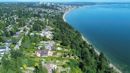 Garden / Landscaping Photo of 13752 Marine Drive, White Rock, BC