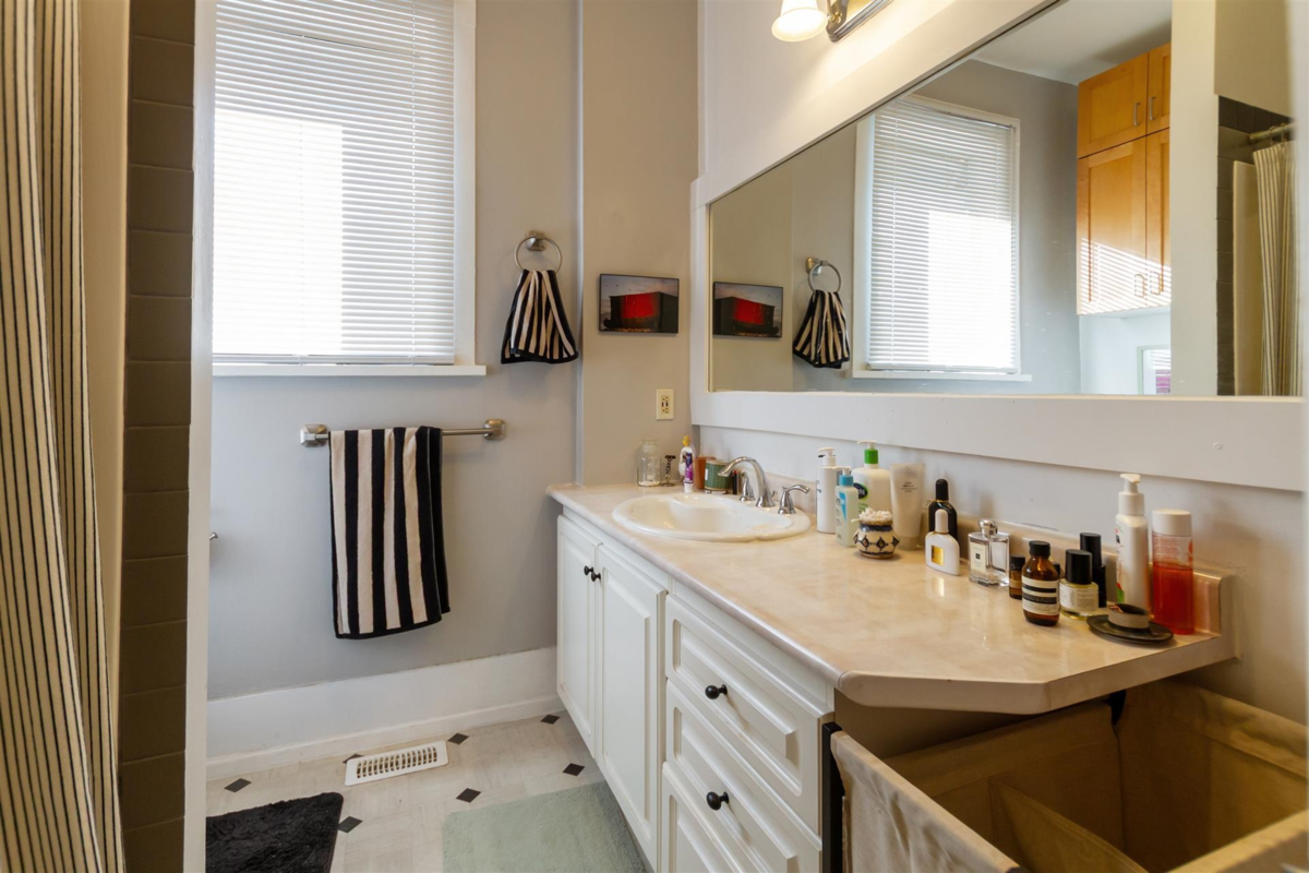 Walk-In Closet Photo of 1925 Adanac Street, Vancouver, BC