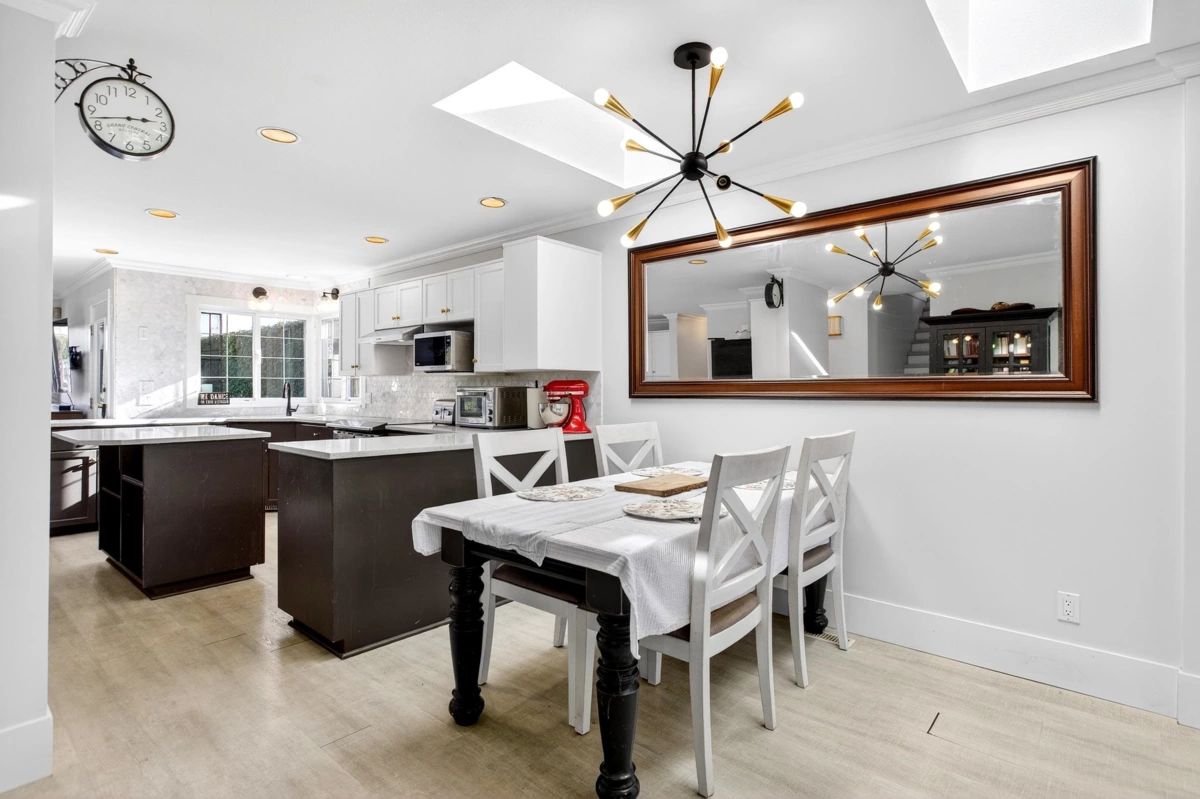Breakfast Nook Photo of 1065 King George Boulevard, Surrey, BC