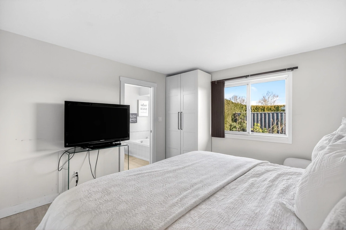 Entry Foyer Photo of 1065 King George Boulevard, Surrey, BC