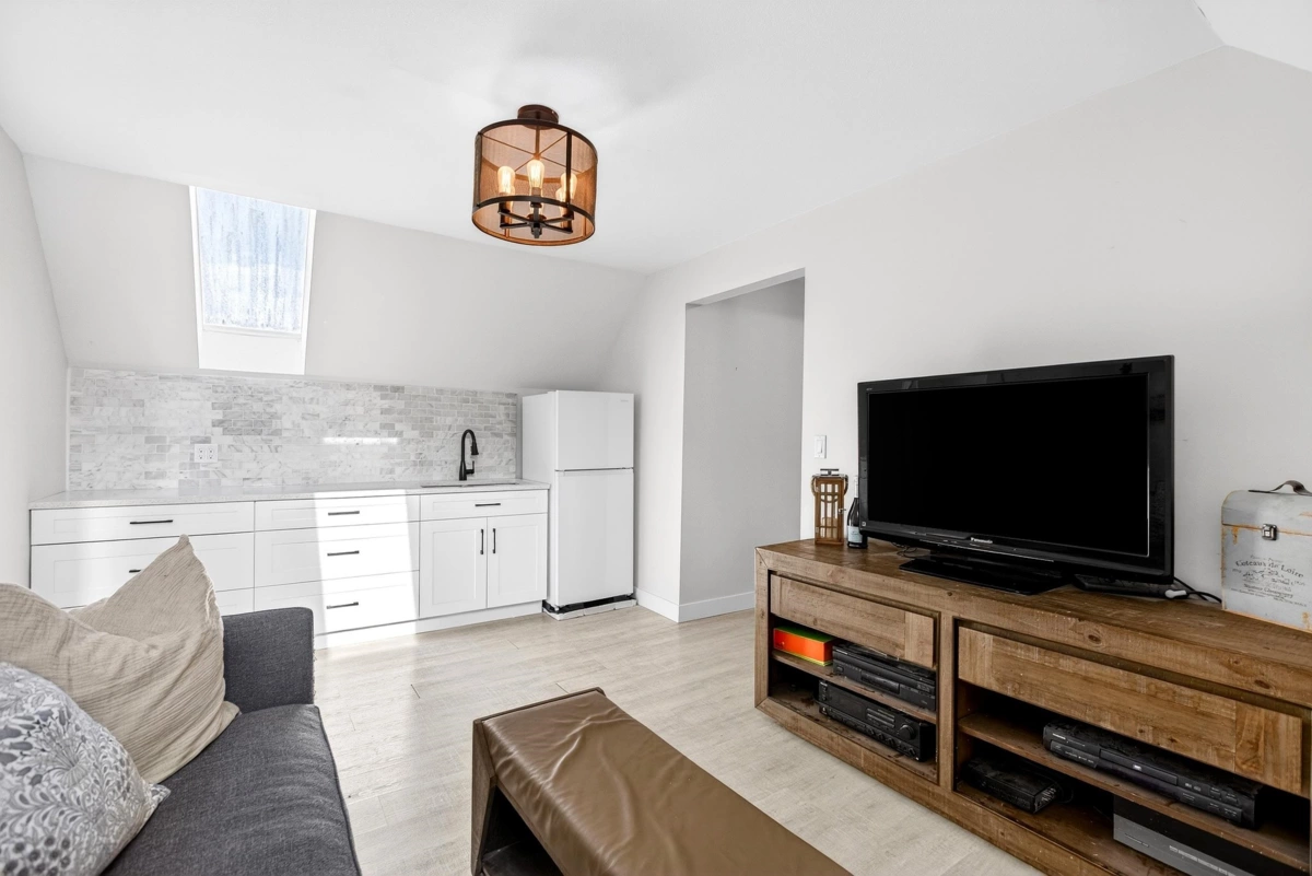 Front Yard Photo of 1065 King George Boulevard, Surrey, BC