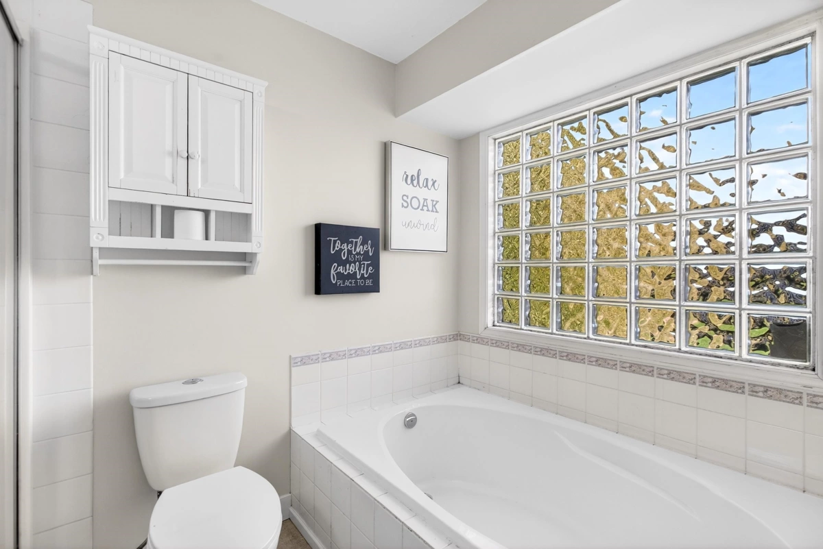 Hallway Photo of 1065 King George Boulevard, Surrey, BC