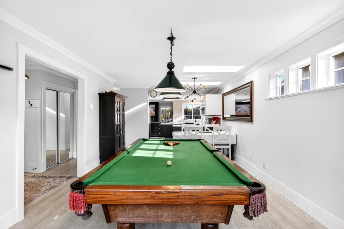 Kitchen Island Photo of 1065 King George Boulevard, Surrey, BC