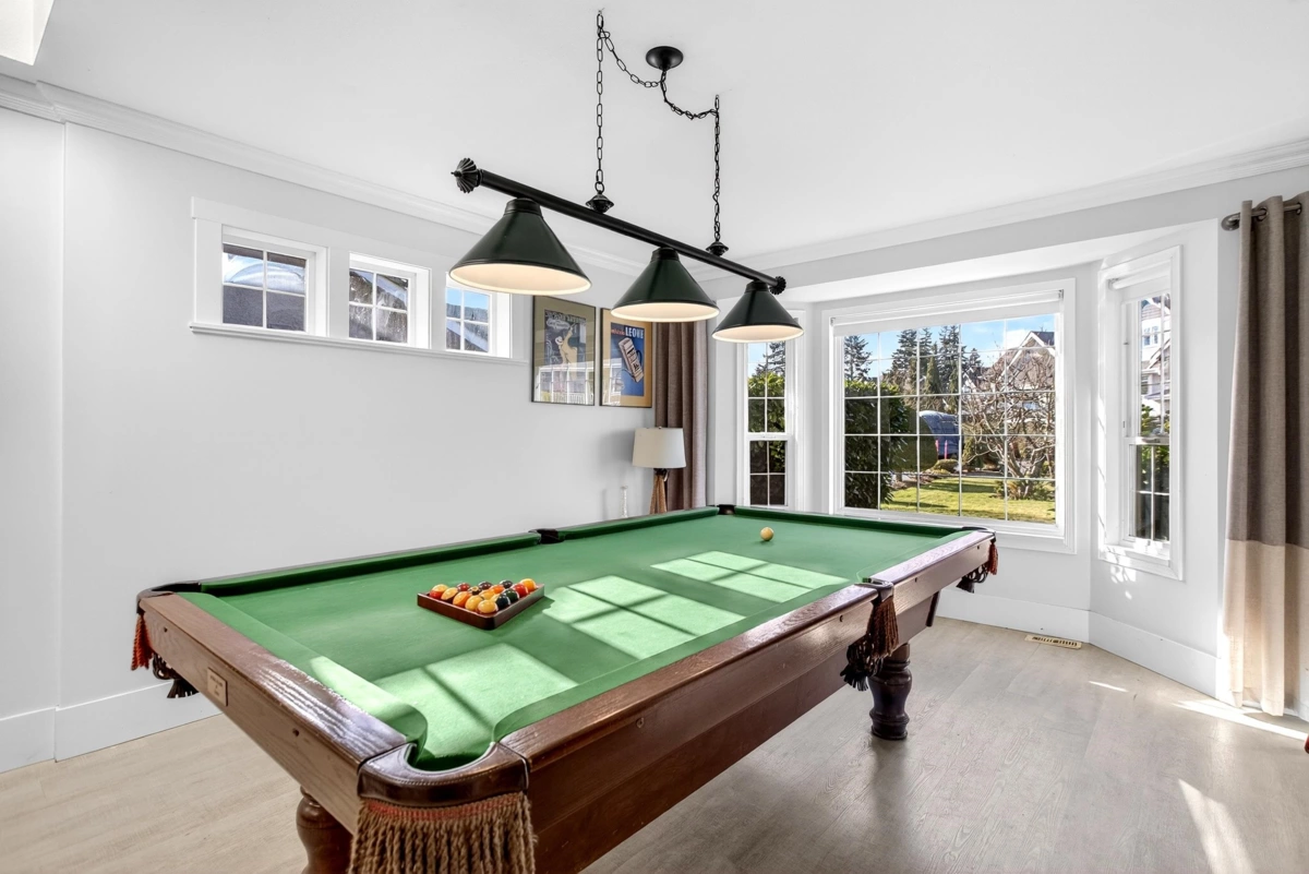 Kitchen Photo of 1065 King George Boulevard, Surrey, BC