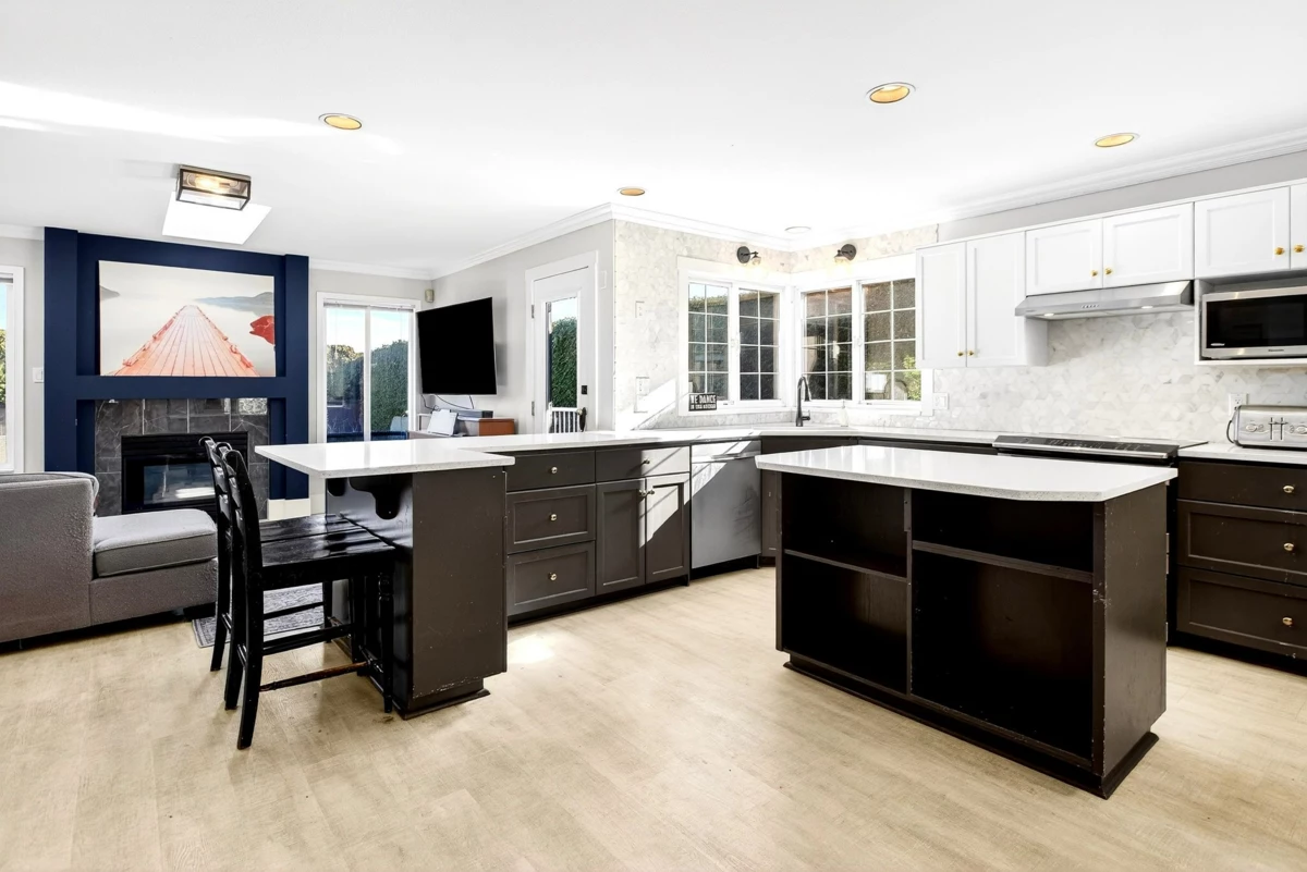 Primary Bathroom Photo of 1065 King George Boulevard, Surrey, BC