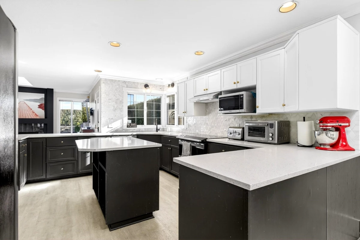 Walk-In Closet Photo of 1065 King George Boulevard, Surrey, BC