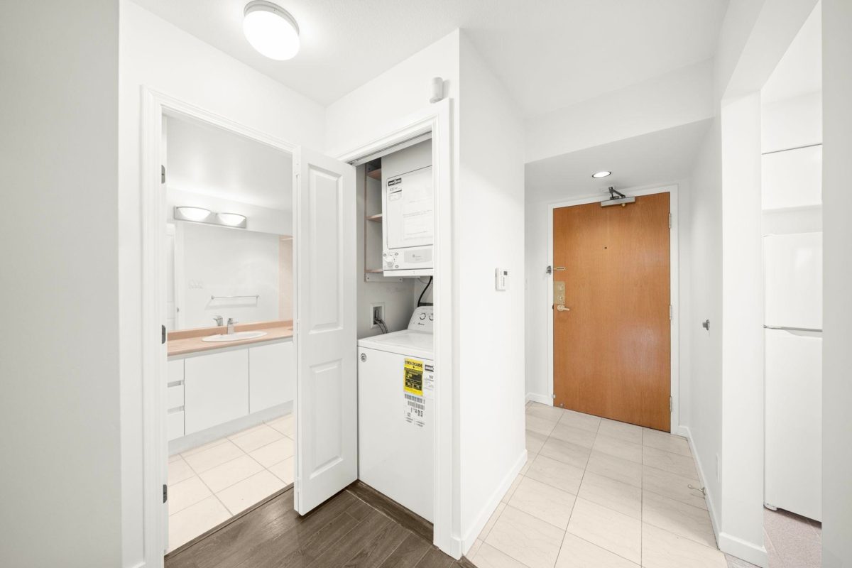 Entry Foyer Photo of 1101 9623 Manchester Drive, Burnaby, BC