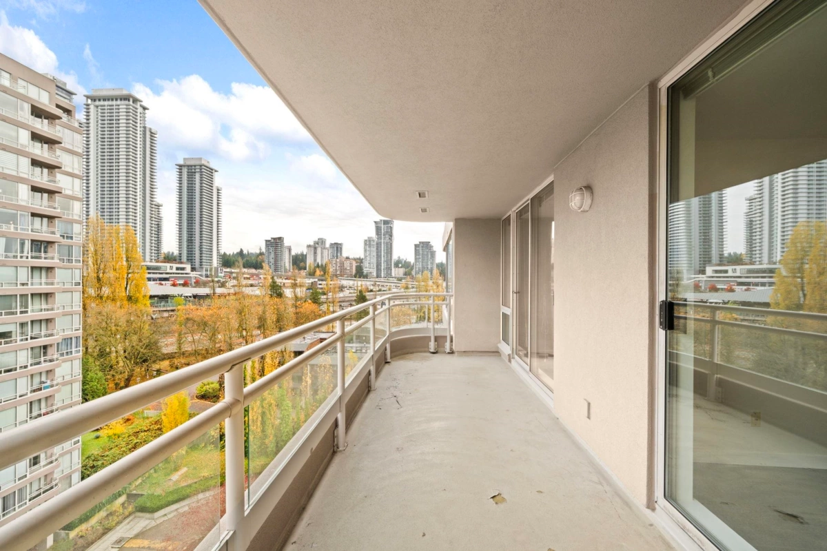 Hallway Photo of 1101 9623 Manchester Drive, Burnaby, BC
