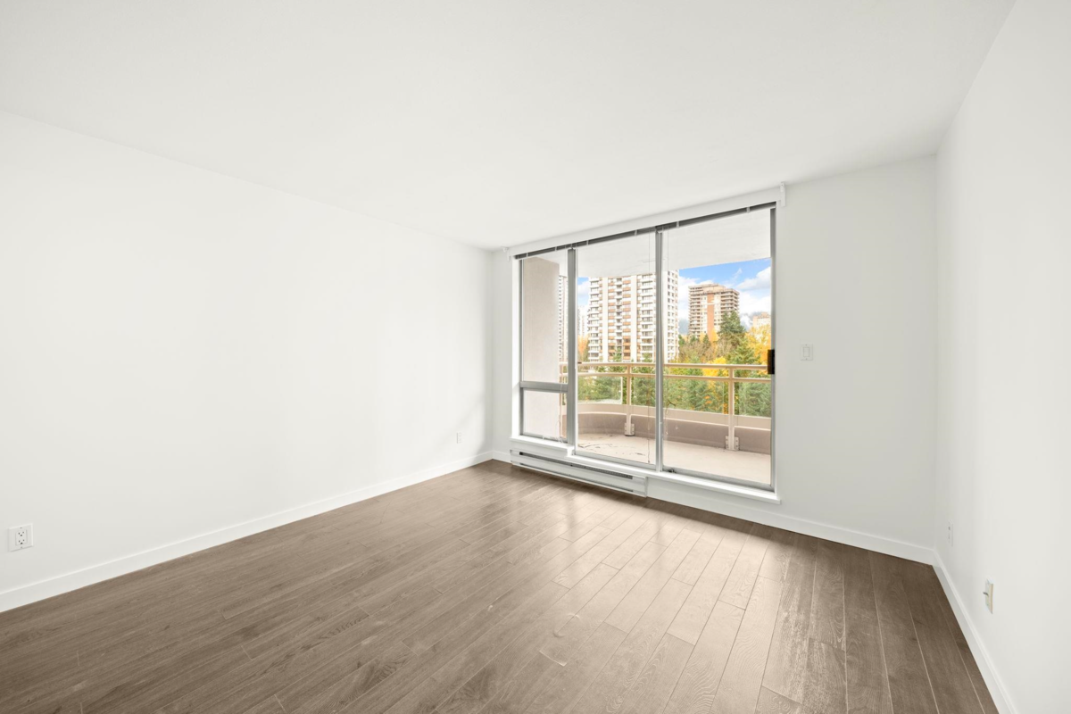 Kitchen Island Photo of 1101 9623 Manchester Drive, Burnaby, BC