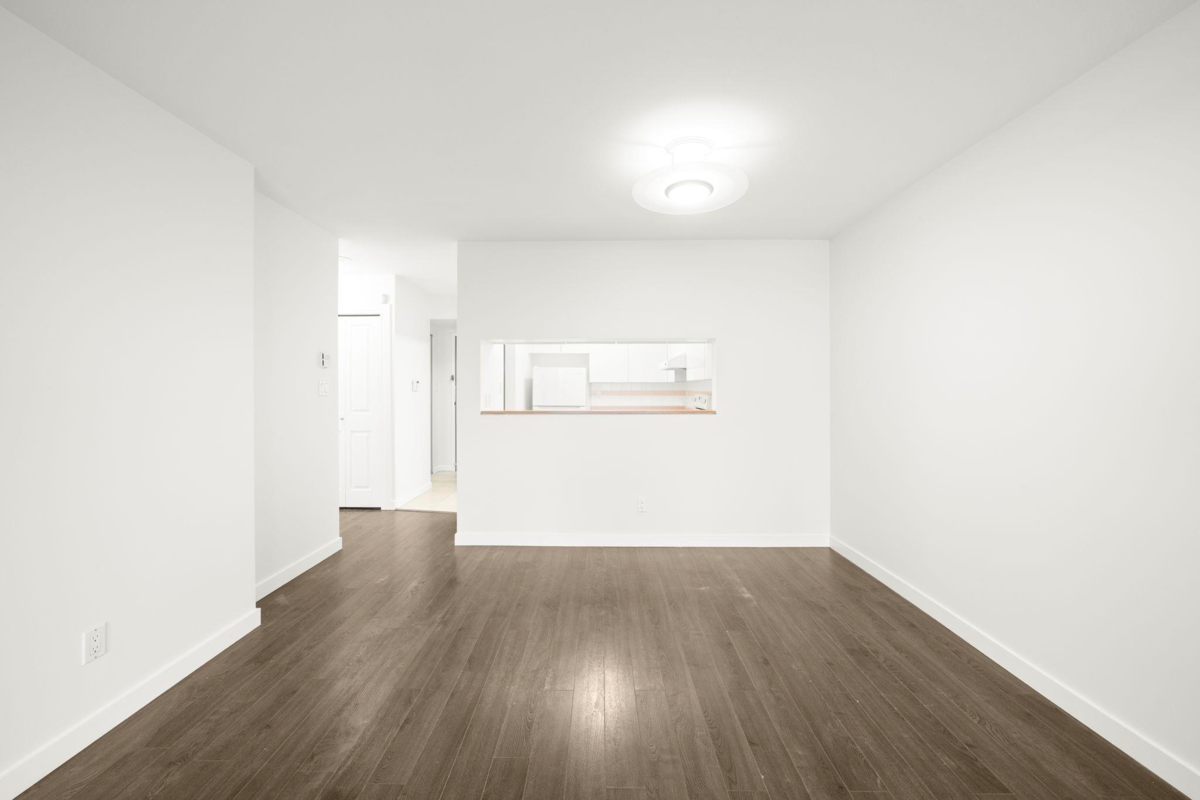 Primary Bathroom Photo of 1101 9623 Manchester Drive, Burnaby, BC