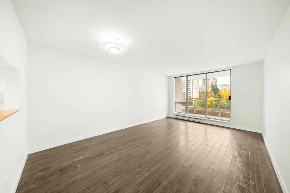 Walk-In Closet Photo of 1101 9623 Manchester Drive, Burnaby, BC