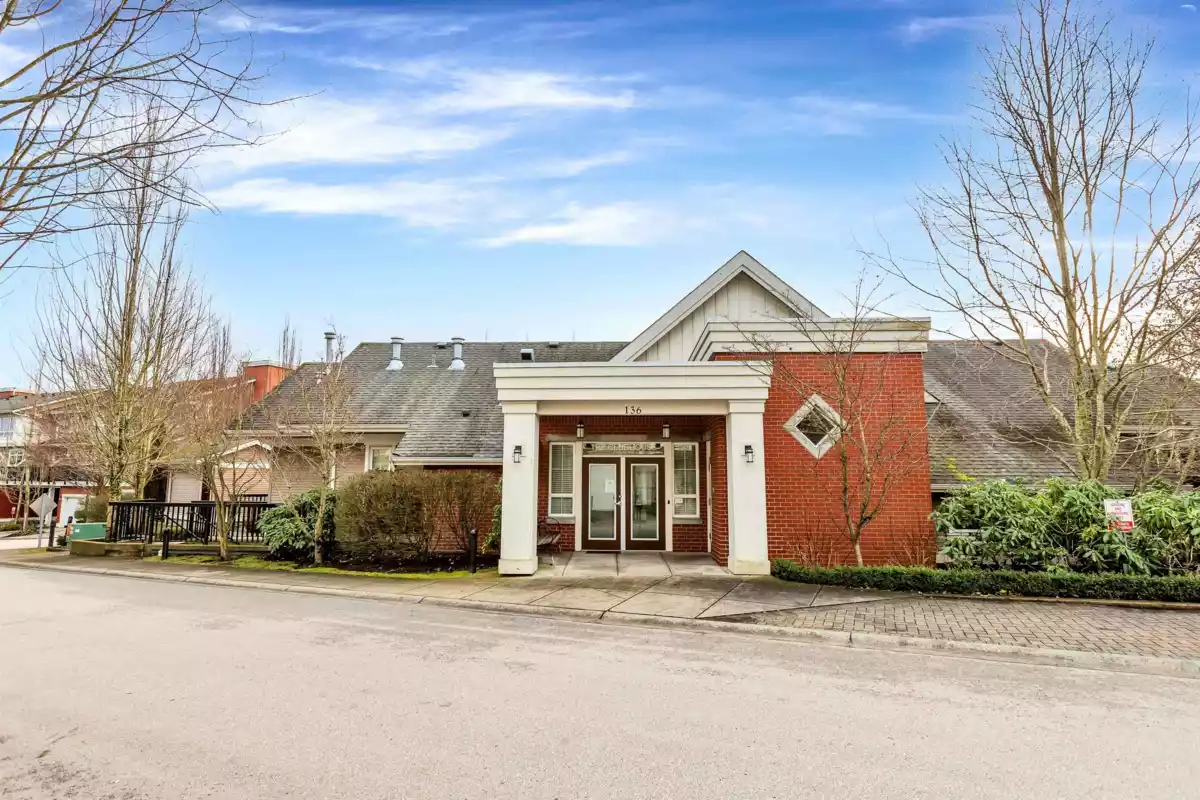 Entry Foyer Photo of 6 19505 68a Avenue, Surrey, BC