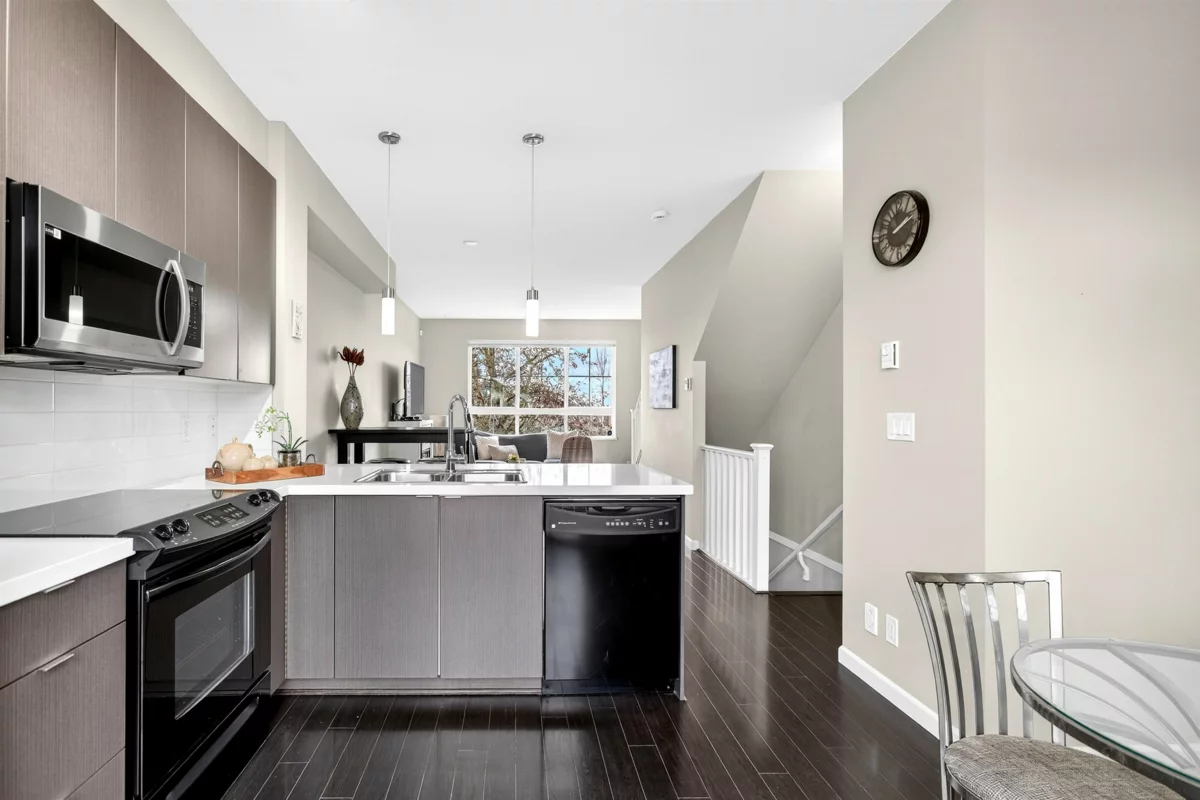 Family Room Photo of 6 19505 68a Avenue, Surrey, BC