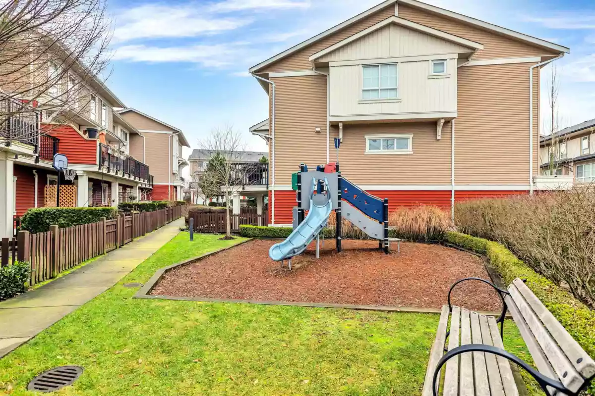 Front Yard Photo of 6 19505 68a Avenue, Surrey, BC
