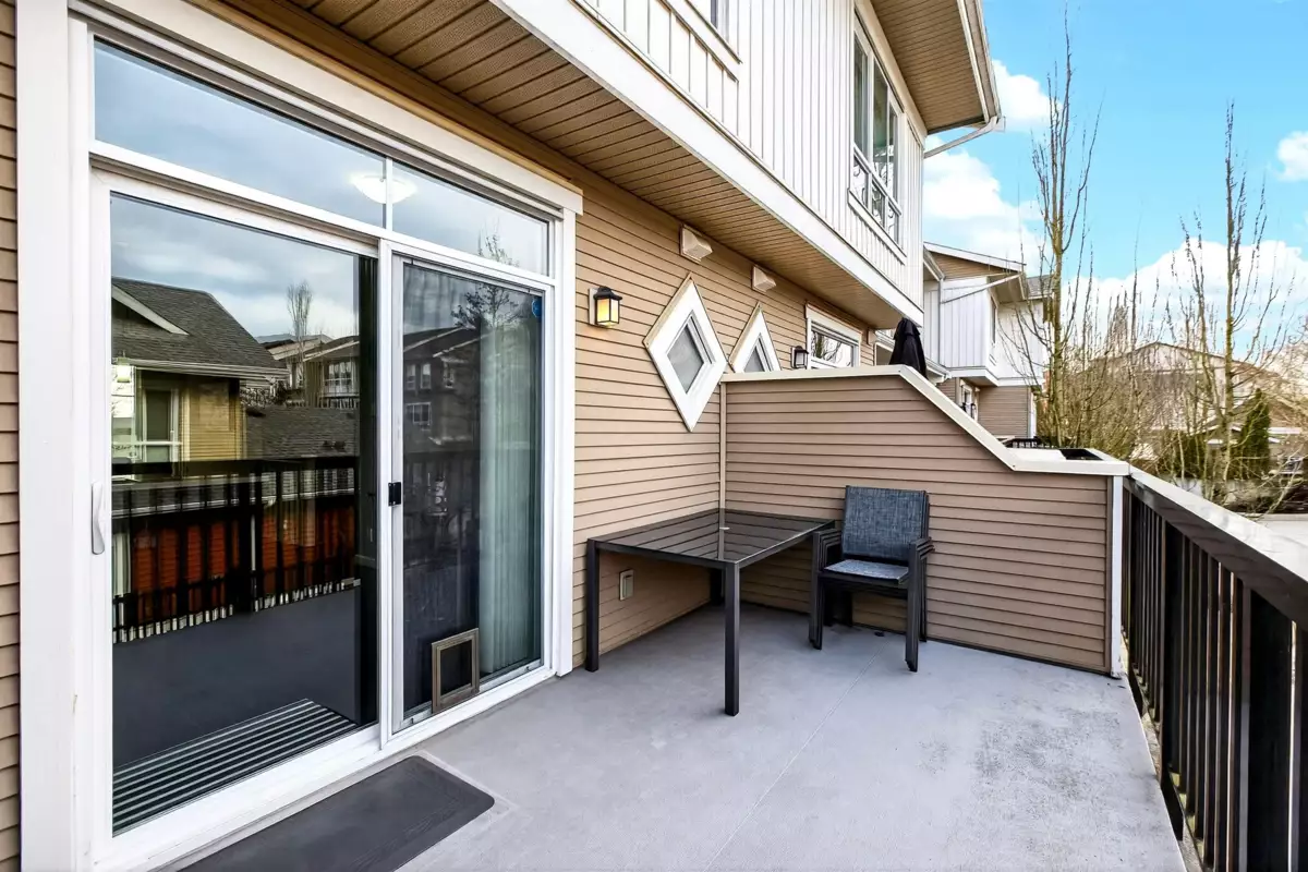 Kitchen Island Photo of 6 19505 68a Avenue, Surrey, BC