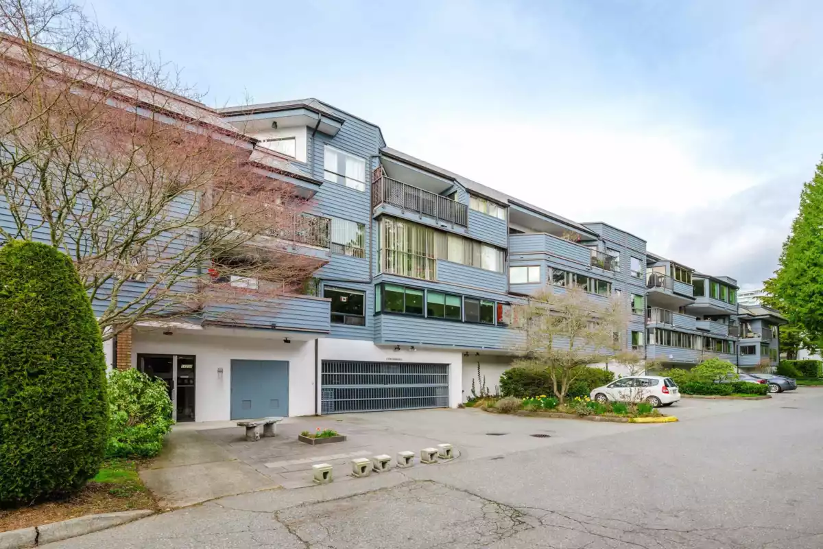 Backyard Photo of 306 14950 Thrift Avenue, White Rock, BC