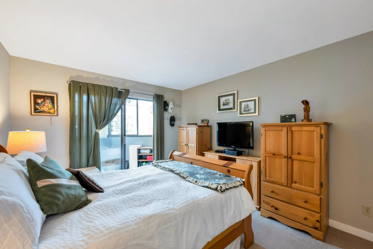 Basement Recreation Room Photo of 306 14950 Thrift Avenue, White Rock, BC