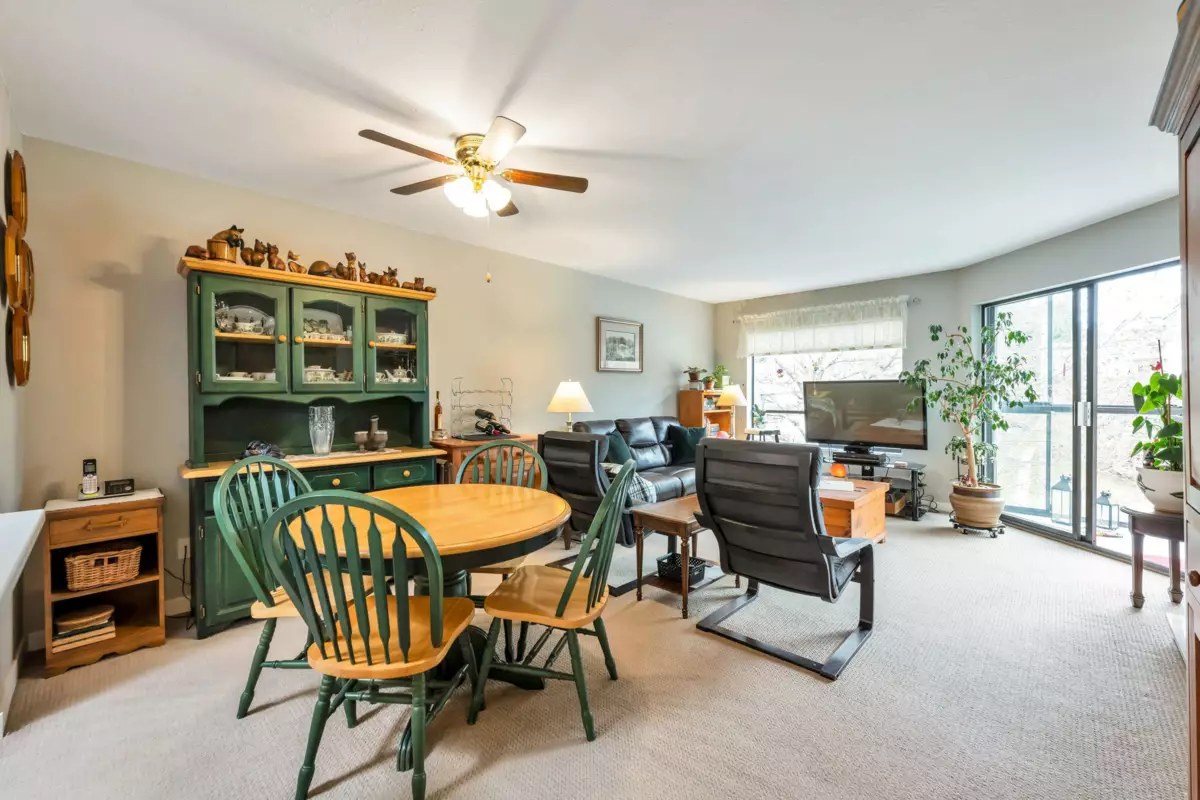 Breakfast Nook Photo of 306 14950 Thrift Avenue, White Rock, BC