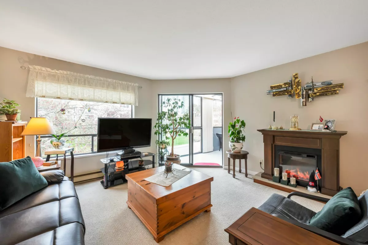 Dining Area Photo of 306 14950 Thrift Avenue, White Rock, BC