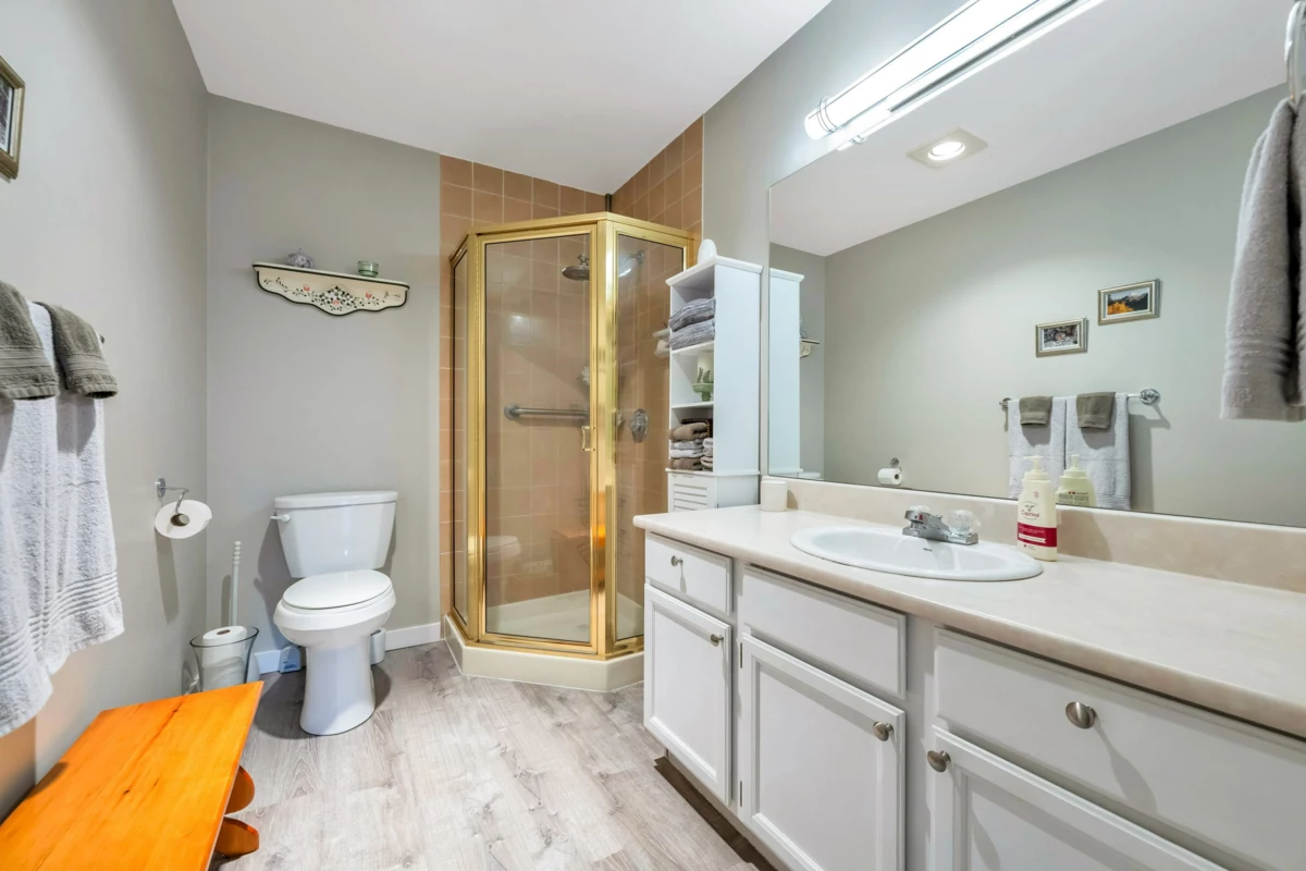 Entry Foyer Photo of 306 14950 Thrift Avenue, White Rock, BC