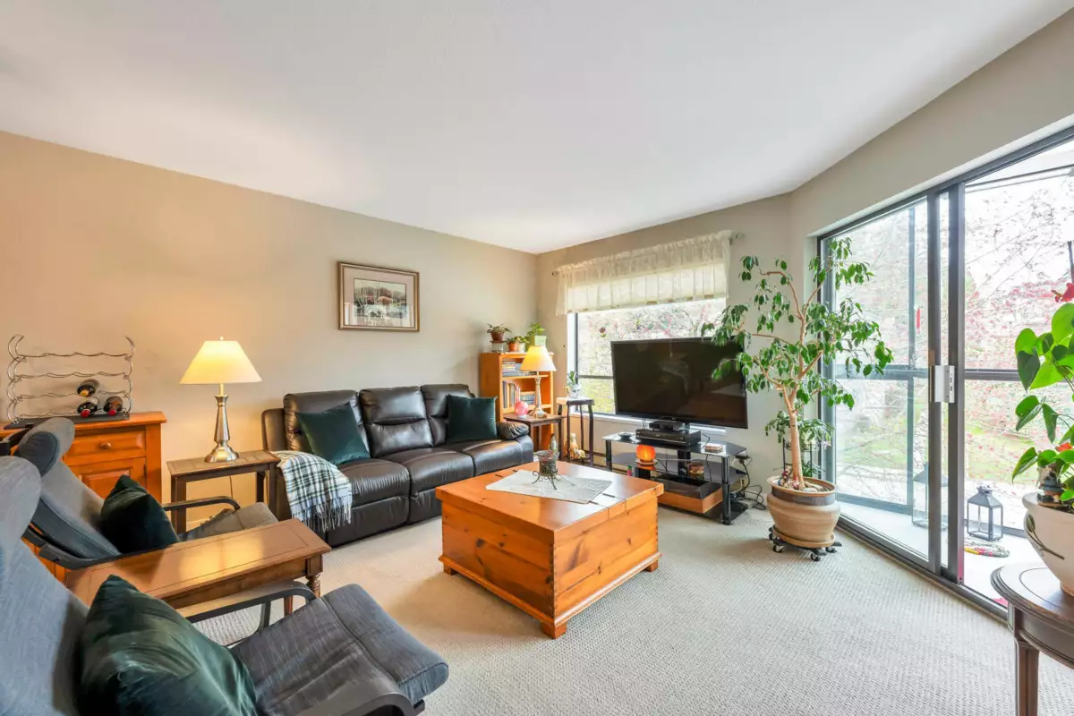 Family Room Photo of 306 14950 Thrift Avenue, White Rock, BC