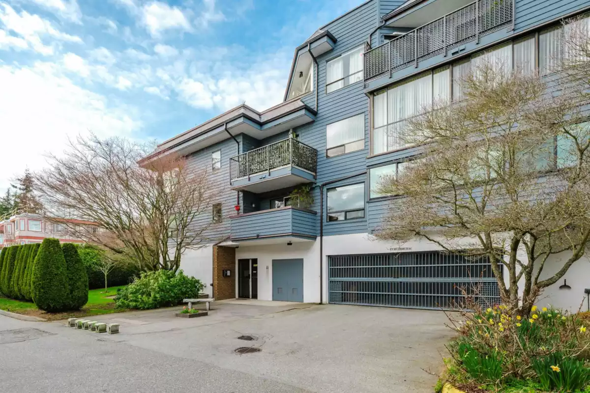 Front Yard Photo of 306 14950 Thrift Avenue, White Rock, BC