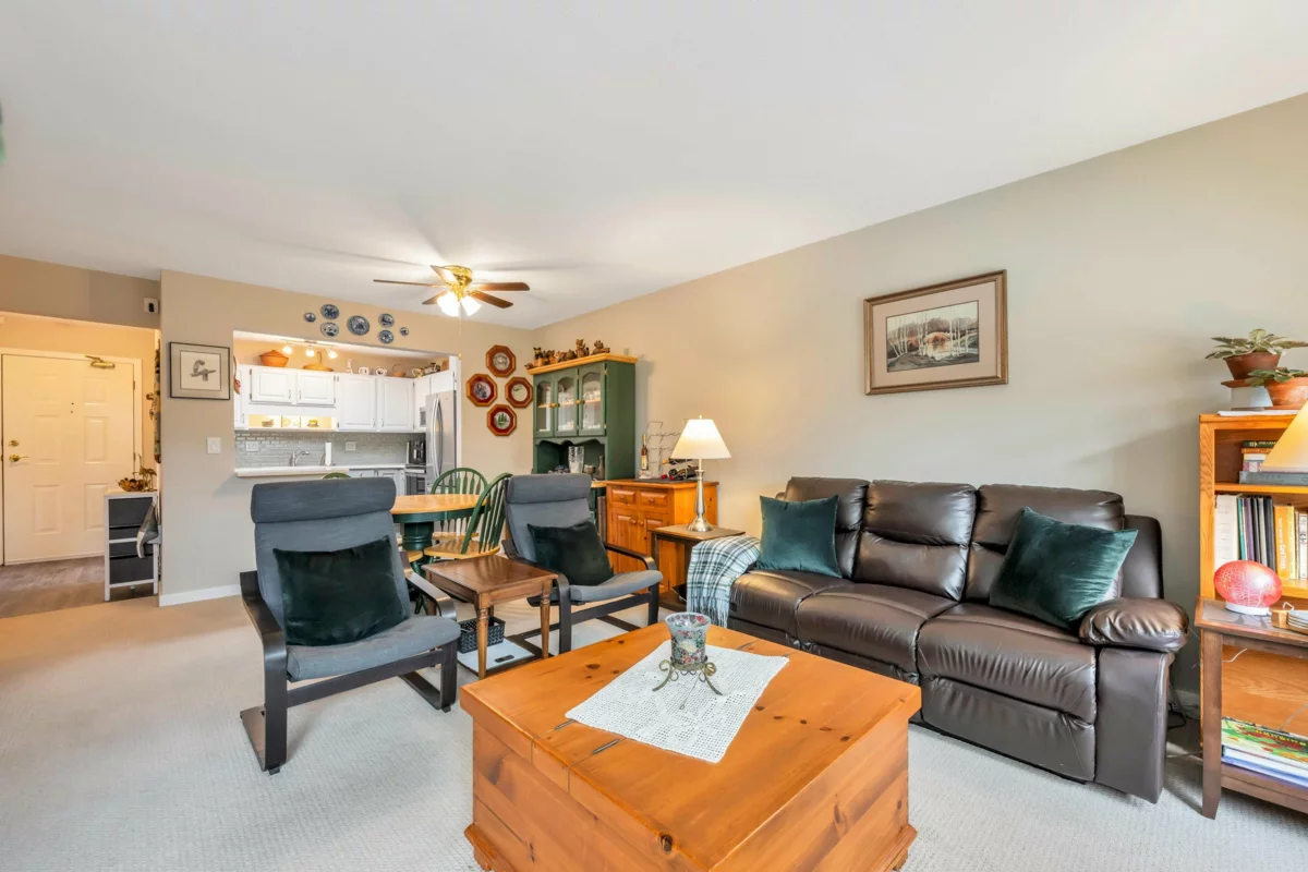 Kitchen Island Photo of 306 14950 Thrift Avenue, White Rock, BC