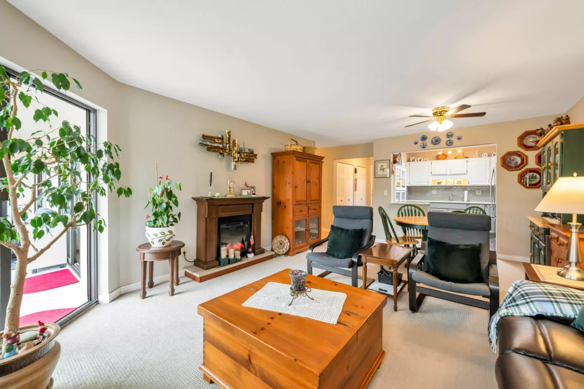 Kitchen Photo of 306 14950 Thrift Avenue, White Rock, BC