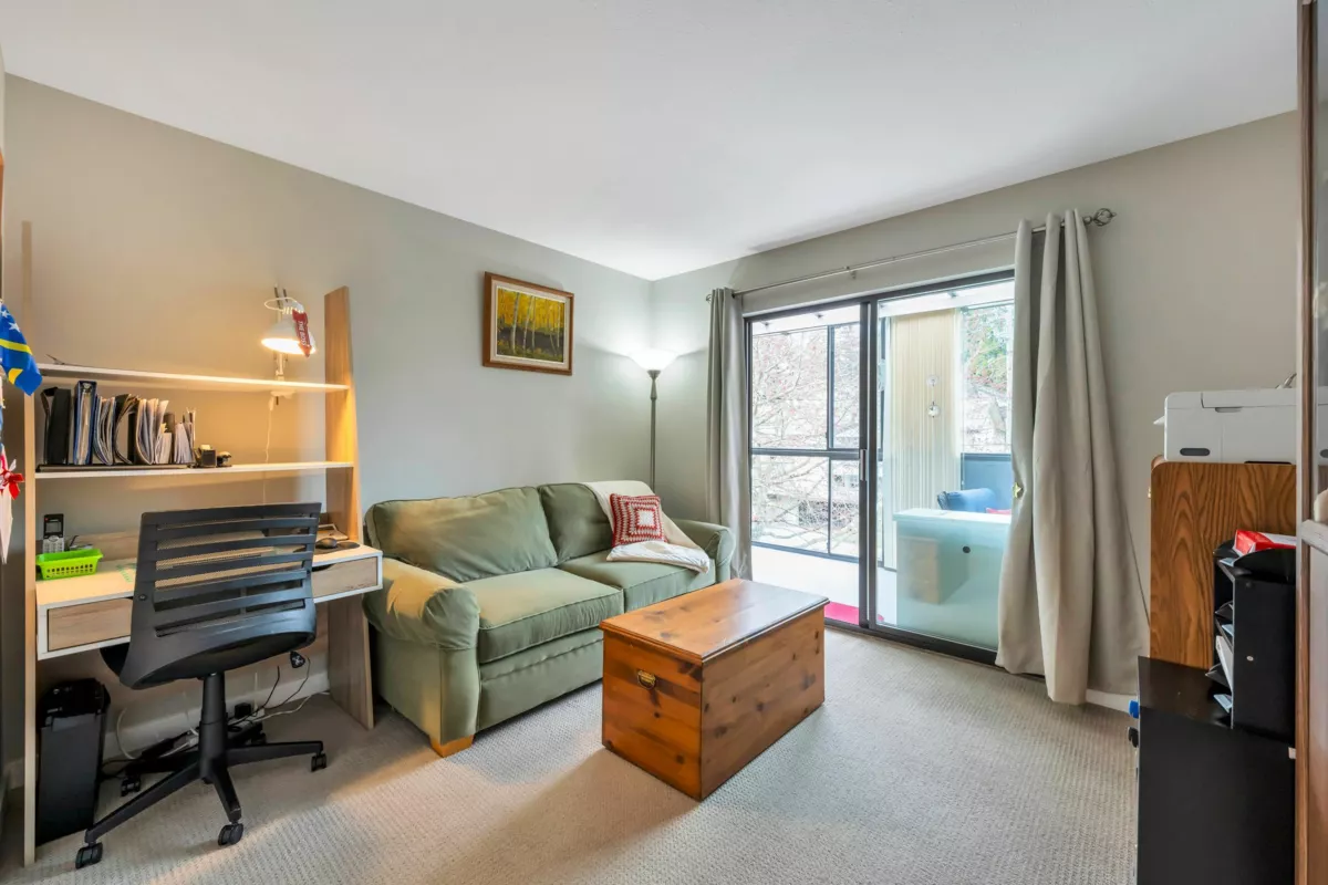 Powder Room Photo of 306 14950 Thrift Avenue, White Rock, BC