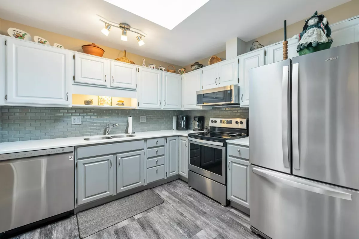 Primary Bedroom Photo of 306 14950 Thrift Avenue, White Rock, BC