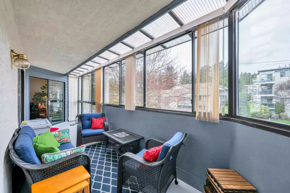 Staircase Photo of 306 14950 Thrift Avenue, White Rock, BC