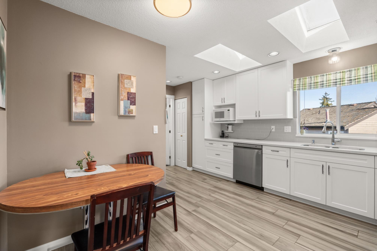 Kitchen Photo of 1480 View Crescent, Delta, BC