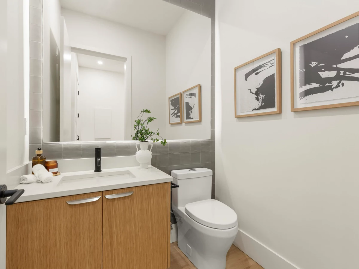 Walk-In Closet Photo of 2 3919 W 18th Avenue, Vancouver, BC