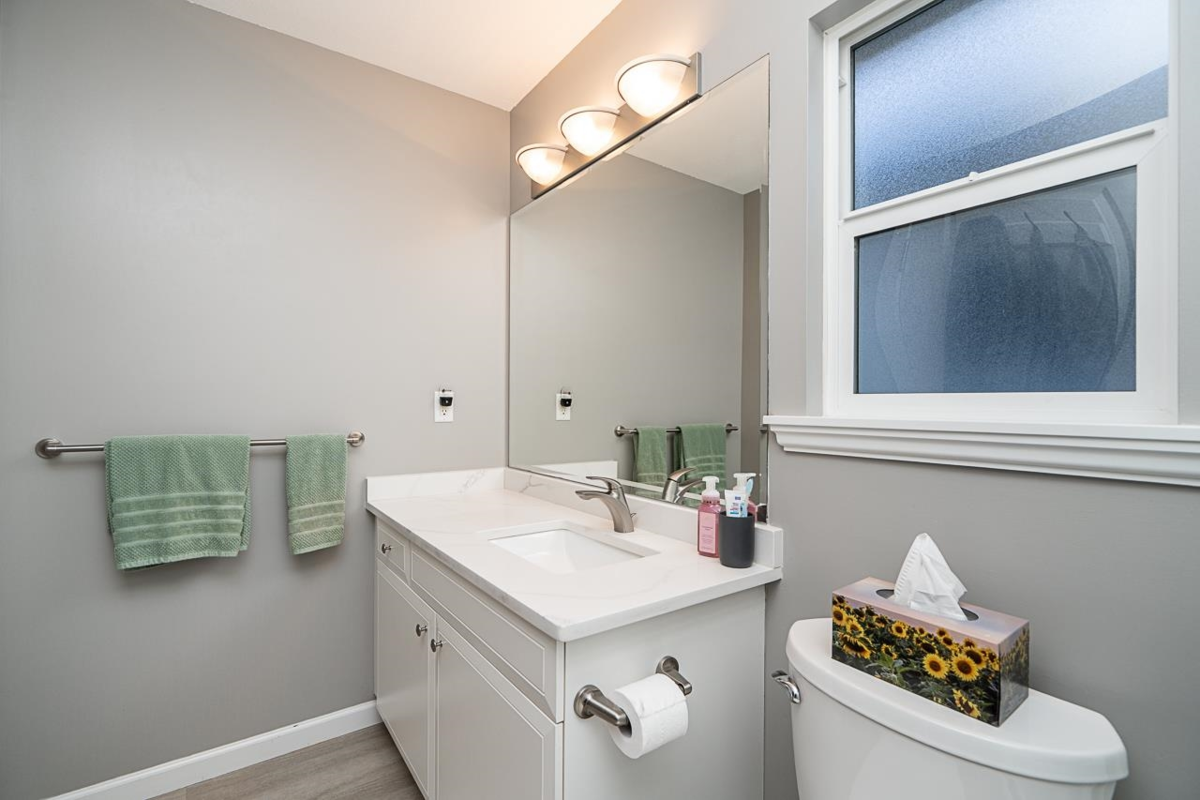 Entry Foyer Photo of 18947 71a Avenue, Surrey, BC
