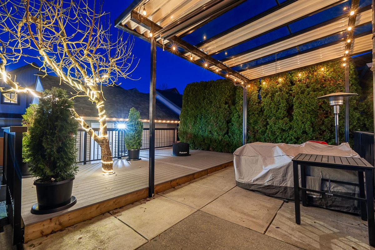 Front Yard Photo of 18947 71a Avenue, Surrey, BC