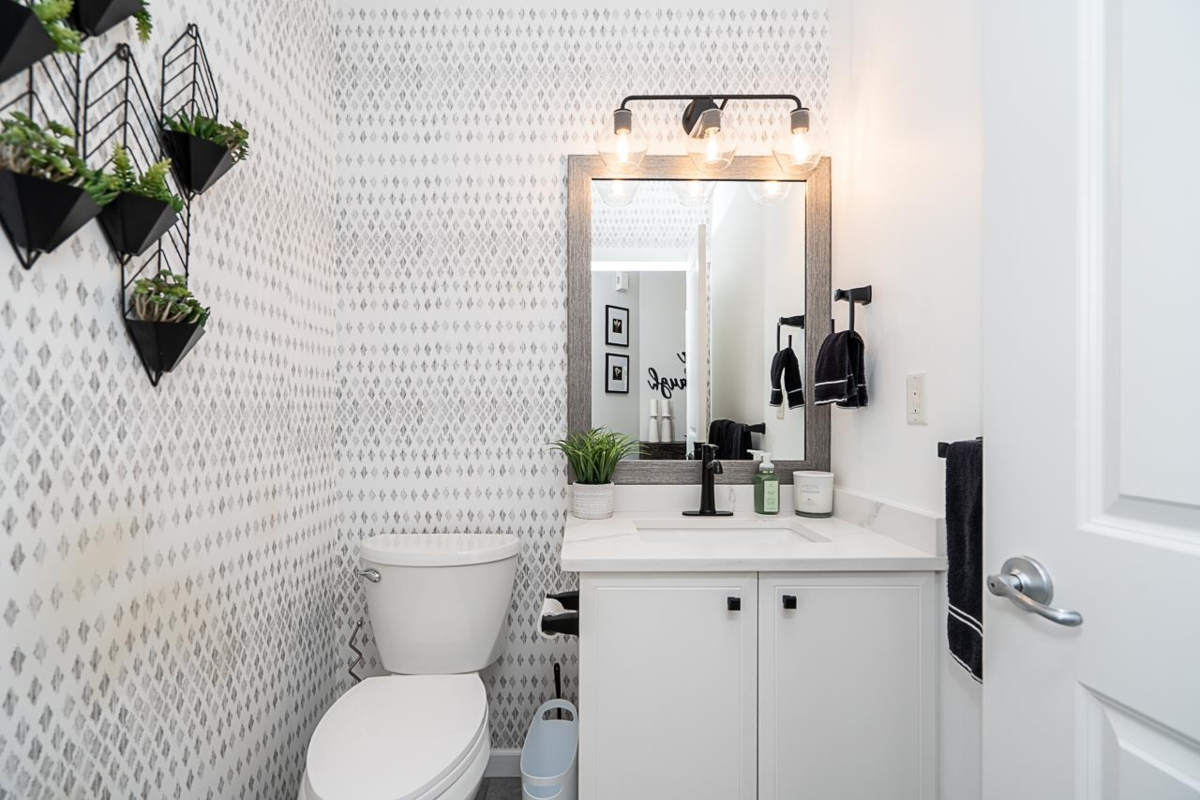 Guest Bathroom Photo of 18947 71a Avenue, Surrey, BC